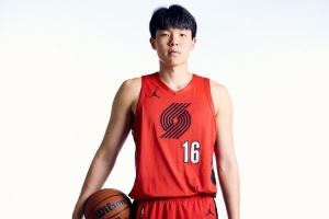 媒体人：里斯挺适应开拓者的小阵容 杨瀚森更危险了