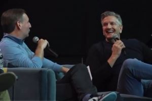 芬奇调侃:现在录播客也挺好啊 录着录着你就有资格执教湖人了